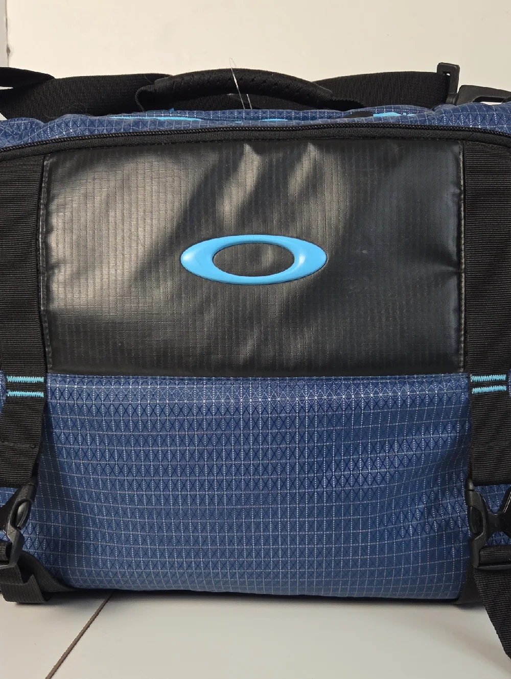 Oakley Link 35L Black and Blue Men's Duffel with Teal Logo